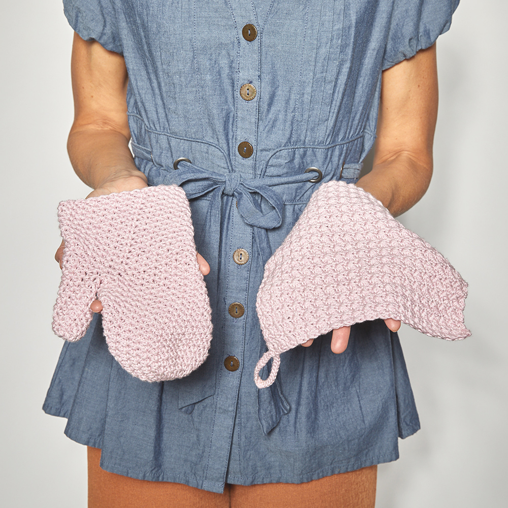 This Oven Mitt Set can be a quick last minute present that is thoughtful and season appropriate. #crochetmittens #crochetpattern #crochetlove #crochetaddict