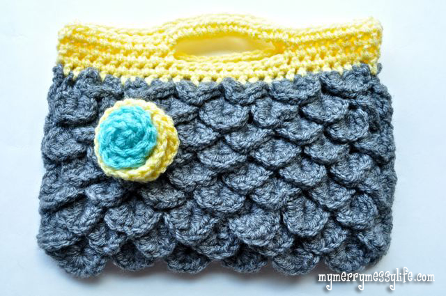 Crocodile Clutch Purse - These free crochet purse patterns are full of creative, adventurous ideas. Switch up your look or gift a friend one of these new crochet bags. #CrochetPursePatterns #CrochetPatterns #FreeCrochetPatterns