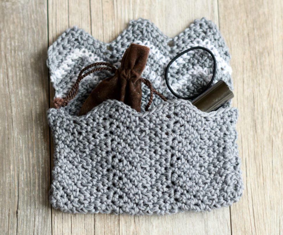 Lil' Mountains Purse Pouch - These free crochet purse patterns are full of creative, adventurous ideas. Switch up your look or gift a friend one of these new crochet bags. #CrochetPursePatterns #CrochetPatterns #FreeCrochetPatterns