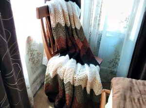 Mocha Ripple Throw - We’re celebrating the arrival of Fall by putting together these Fall-inspired free crochet blanket patterns. #freecrochetblanketpatterns #crochetpatterns #fallcrochetblankets
