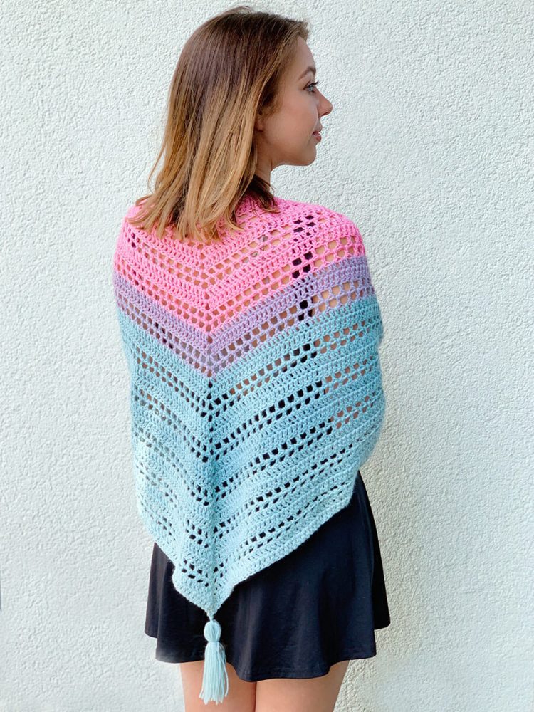 Such Simple Shawl - No matter what you’re looking for these crochet shawl patterns will allow you to learn, grow and express yourself! #crochetshawlpatterns #crochetpatterns #freecrochetpatterns