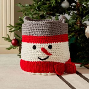 Crochet Snowman Basket - This list of free crochet patterns has some fun Christmas decorations that will deck your halls and bring jolly to your days! #crochetpatterns #christmascrochetpatterns #holidaycrochetpatterns