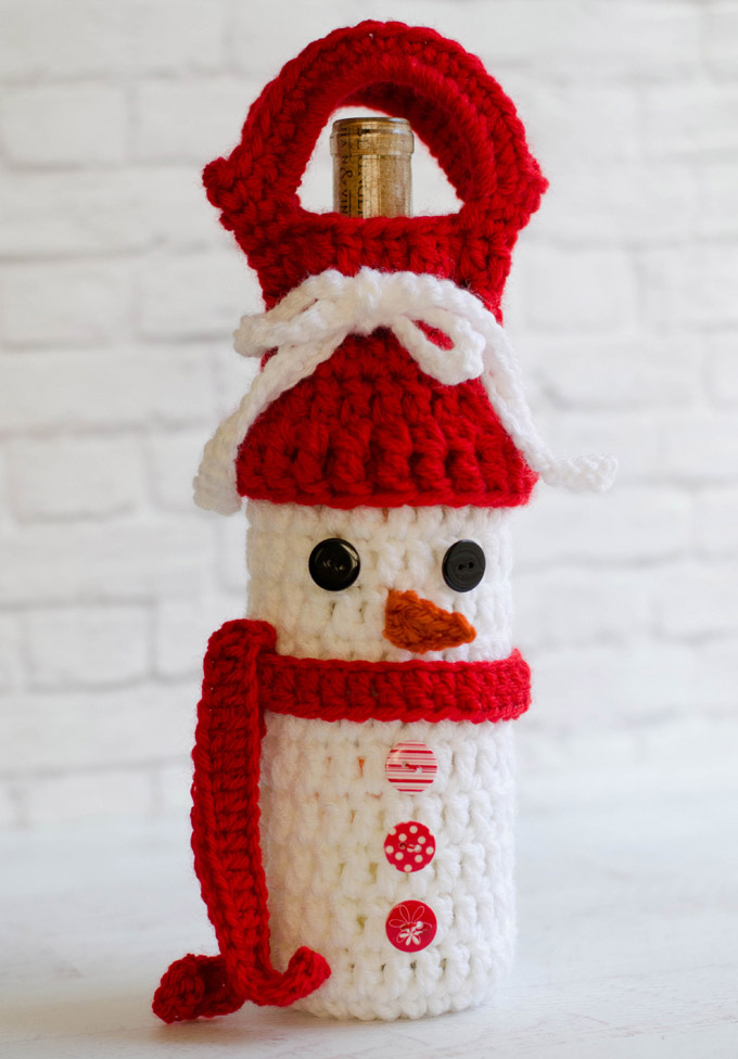 Crochet Snowman Wine Cozy - This list of free crochet patterns has some fun Christmas decorations that will deck your halls and bring jolly to your days! #crochetpatterns #christmascrochetpatterns #holidaycrochetpatterns