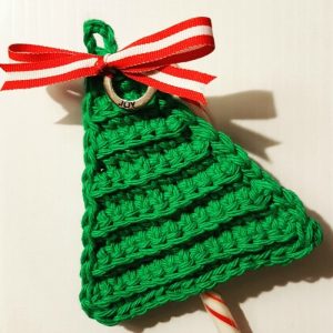 Last Minute Christmas Tree Candy Cane Holders - This list of free crochet patterns has some fun Christmas decorations that will deck your halls and bring jolly to your days! #crochetpatterns #christmascrochetpatterns #holidaycrochetpatterns