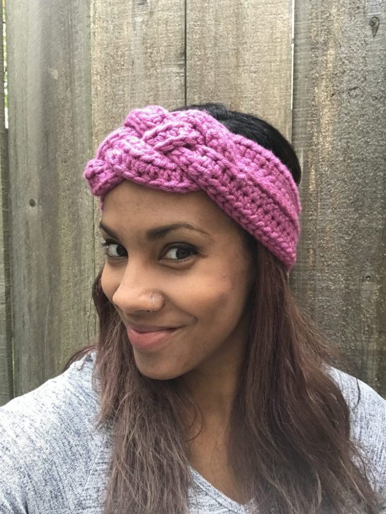 Crossed Pair Headband - These crochet headbands will be a great gift for your little daughters, nieces or girlfriends who love to keep their hair away from their faces. #crochetheadbands #crochetheadbandpatterns #crochetpatterns