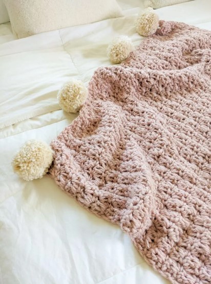 chunky easy crochet blanket with pompoms
